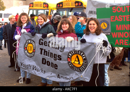 AmeriCorps Freiwilligen Alter 18 feiern bei Martin Luther King Day Parade. St Paul Minnesota USA Stockfoto