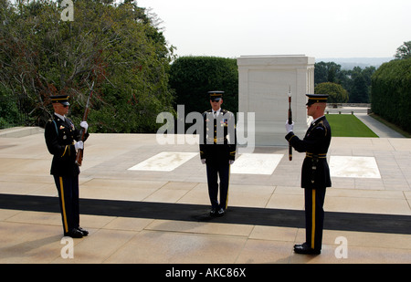 Wachablösung am "Grab des unbekannten", Nationalfriedhof Arlington, Washington DC, Vereinigte Staaten von Amerika. Stockfoto