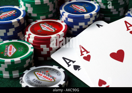 Poker-Chips und ein paar Asse Stockfoto