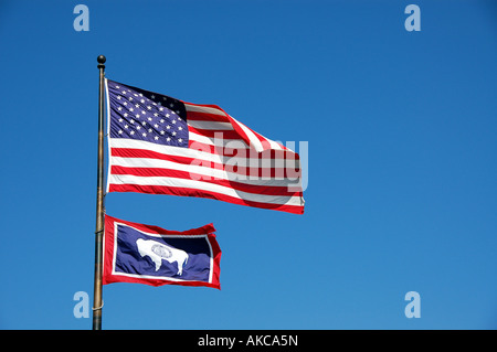 Amerikanische Stars and Stripes Flagge und State Flag of Wyoming mit Büffel-symbol Stockfoto
