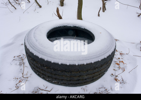Alte LKW-Kautschuk-Reifen im Winter Natur weggeworfen Stockfoto