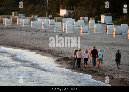 Walker am sandigen Strand von Timmendorfer Strand, Deutschland. Stockfoto