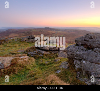 Pastell farbigen Sonnenaufgang bei Rippon Tor Dartmoor South Devon England mit Heu Tor im Mittelgrund Stockfoto