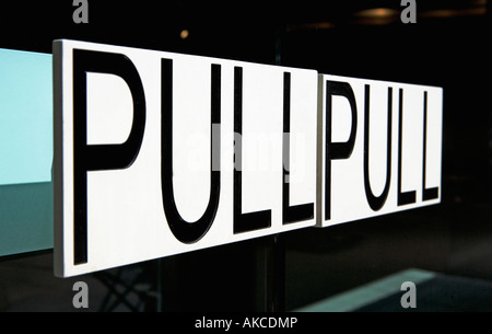 ziehen, Tür, öffnen, Glas, Anmeldung, Informationen, Werbung, Text, englischer Text, Worte Stockfoto