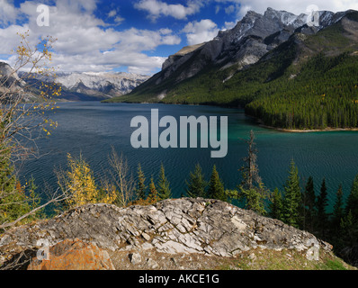 Fairholme und Palliser reicht von der Klippe mit Blick auf Lake Minnewanka kanadischen Rocky Mountains Banff Nationalpark Alberta Kanada Stockfoto