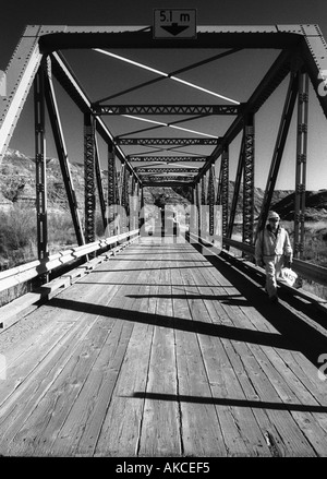 Canyon Bridge. Metall-Träger und Holzplanken auf Brücke über der tiefen Schlucht Stockfoto