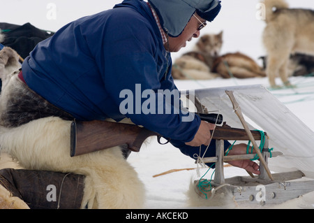 Traditionellen Subsistenz Inuit jagen Jagd Ringelrobbe Qaanaaq Grönland April 2006 Stockfoto