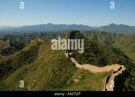 Die chinesische Mauer schlängelt sich durch die bergigen Ausläufer nordöstlich von Peking Stockfoto