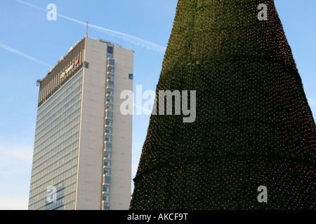 City Tower und Weihnachtsbaum Manchester Piccadilly Gärten England uk gb Stockfoto