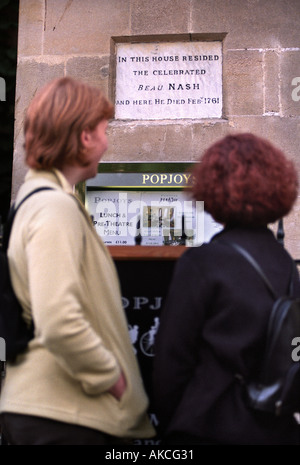 EINE GEDENKTAFEL IN BATH SOMERSET GROßBRITANNIEN KENNZEICHNEN DAS HAUS VON BEAU NASH JETZT POPJOYS RESTAURANT Stockfoto