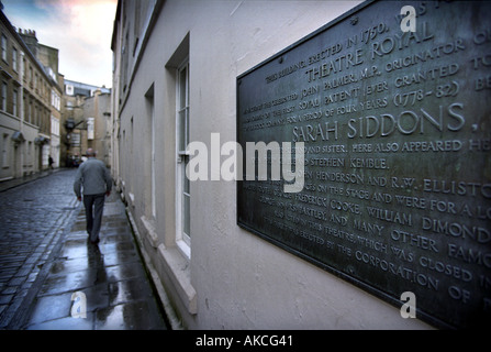 EINE GEDENKTAFEL IM ALTEN ORCHARD STREET BAD SOMERSET UK AUF DEM GELÄNDE DES ALTEN THEATER ROYAL ZUM GEDENKEN AN DAS LEBEN DER SCHAUSPIELERIN SARAH Stockfoto