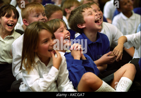 KINDER BEI MANOR GRUNDSCHULE WOLVERHAMPTON UK FREUEN SICH ÜBER DIE CADBURYS PANTOMIME ROADSHOW Stockfoto