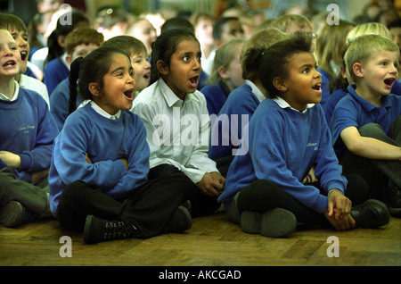 KINDER BEI MANOR GRUNDSCHULE WOLVERHAMPTON UK FREUEN SICH ÜBER DIE CADBURYS PANTOMIME ROADSHOW Stockfoto