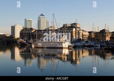 Canary Wharf angesehen von Limehouse Bassin Stockfoto