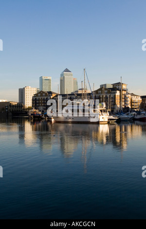 Canary Wharf angesehen von Limehouse Bassin Stockfoto