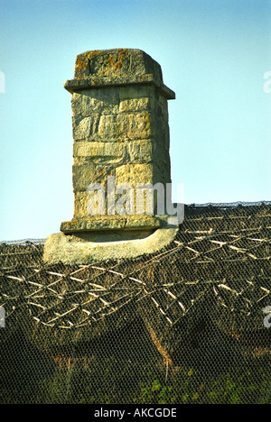 DETAIL AUS EINEM REETDACHHAUS UND SCHORNSTEIN STAPEL IN CHIPPING CAMPDEN GLOUCESTERSHIRE UK Stockfoto