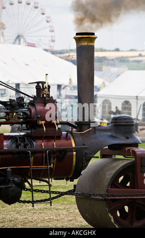 Zugmaschine Schornstein und Rauch vor dem Hintergrund des Great Dorset Steam Fair, England, UK. Stockfoto