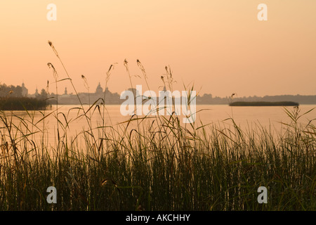 Morgendliche Aussicht auf Kirillo-Beloserski Kloster aus dem gegenüberliegenden Ufer des Siverskoje Sees, Russland Stockfoto
