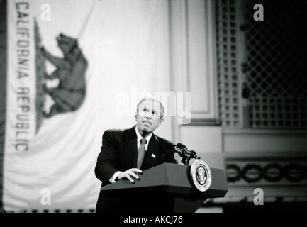 Der amerikanische Präsident George Walker Bush ragt seine Zunge während Rede in Stockton, Kalifornien im Jahr 2002. © Craig M. Eisenberg Stockfoto