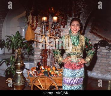 Kellnerin in Nationaltracht, türkisches Restaurant, Istanbul, Republik Türkei Stockfoto
