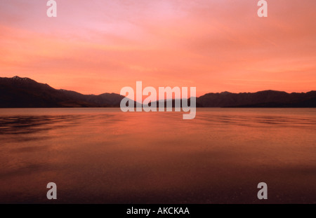 Lake Manapouri bei Sonnenuntergang mit dem Fiordland Berge Hintergrund Southland New Zealand Stockfoto