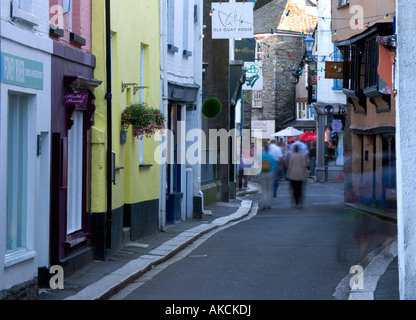 Menschen zu Fuß auf einer Straße in Fowey cornwall Stockfoto