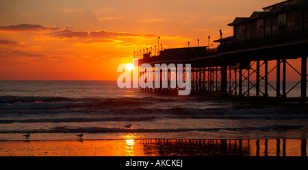 Sonnenaufgang über dem Meer am Pier auf Paignton Strand, Torbay, South Devon, Südwestengland Stockfoto