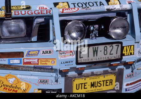 Werbung-Aufkleber zieren die Vorderseite des ein Ute Utility Vehicle bei Ute Muster Australian outback Stockfoto