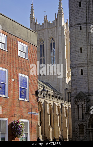 St Edmundsbury Cathedral und der romanische Turm aus Churchgate Street Bury St Edmunds Suffolk East Anglia UK Stockfoto