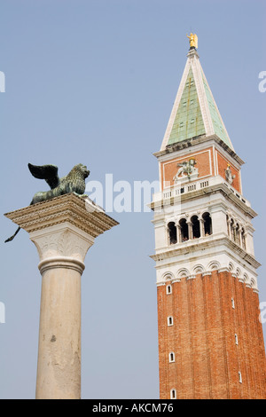 Geflügelten Löwen auf dem Turm von San Marco und der Campanile auf der Piazza San Marco Venice Italy Stockfoto