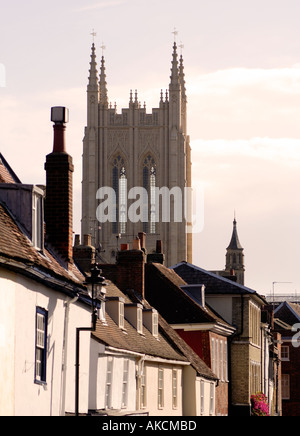 Die imposante Silhouette des St Edmundsbury Kathedrale von Churchgate Street Bury St Edmunds Suffolk East Anglia UK Stockfoto