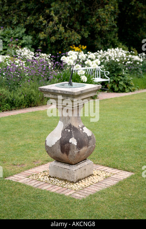 Sonnenuhr in Heligan Gärten in Cornwall UK Stockfoto