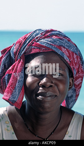 Freundliche junge Frau aus Kenia fotografiert in Nungwi Tansania Ostafrika Stockfoto