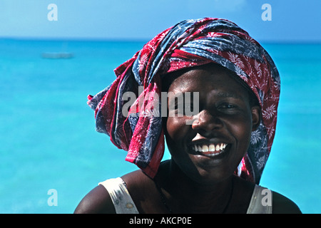 Freundliche junge Frau aus Kenia fotografiert in Nungwi Tansania Ostafrika Stockfoto