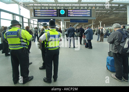 St. Pancras International terminal Bahnhof Station East Midlands Dienstleistungen Abfahrten transportieren Polizei auf Streife Stockfoto