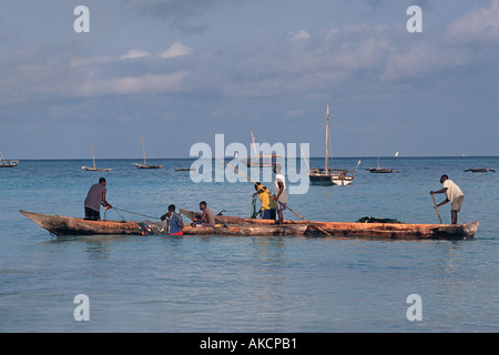 Fischer in einem Kanu unter Kanus vor Nungwi Beach nördlichen Unguja Zanzibar Tansania Ostafrika verankert Stockfoto