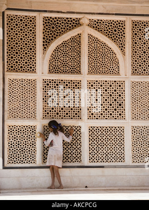 Ein junges Mädchen gucken aber das Marmor Gitterwerk des Grabes von Shaikh Salim Chishti. Fatehpur Sikri, Indien. Stockfoto