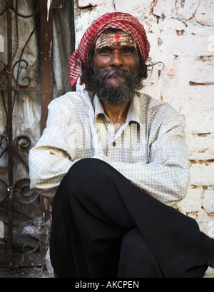 Porträt eines bärtigen indischen Mannes trägt ein Kopftuch und Gesicht malen Varanasi Stockfoto
