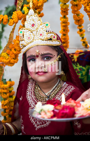 Ein junges Mädchen tragen aufwendigeren traditionelle Kleidung zur Feier des Hindu-Gottes Shiva. Varanasi, Indien Stockfoto