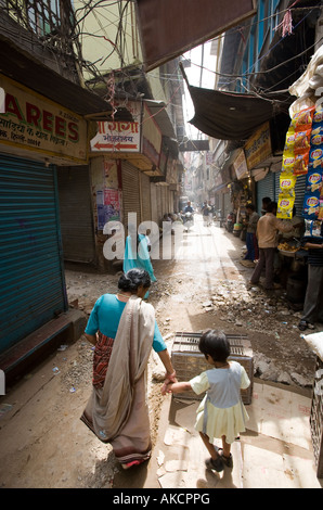 Eine Mutter und ihre kleine Tochter in Delhi Seitenstraße. Chandi Chowk, Delhi, Indien. Stockfoto