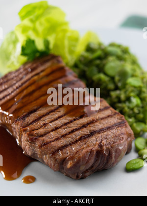 Ein Teller mit Rumpsteak und gestampften Bohnen redaktionelle Diätnahrung Stockfoto