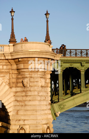 Paar auf Pont Notre Dame am Seineufer, Paris, Frankreich Stockfoto