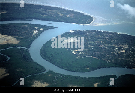 Fluss Mäander auf den Indischen Ozean Luftbild von der Küste von Tansania in der Nähe von Mchungu Feuchtgebiete nr Mafia Insel E Afrika Stockfoto