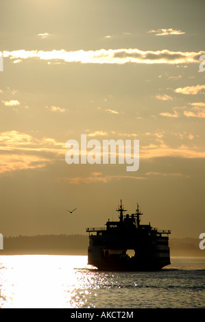 Die Bainbridge Island-Fähre, die über Puget Sound bei Sonnenuntergang, Seattle, USA reisen Stockfoto