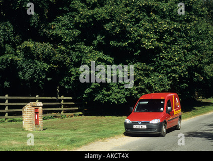 Postvan und Briefkasten im Sommer In Benacre, Suffolk. Stockfoto