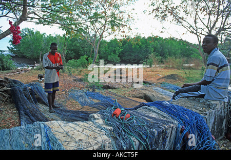 Fischer ihre Netze Chole Insel Mafia neben tendenziell Insel Mafia liegt zwischen Sansibar und Norden Mosambiks Stockfoto