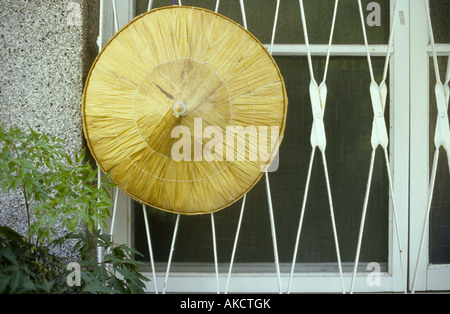 Asiatischen Stil konische Hut hängen, Fenster Stockfoto