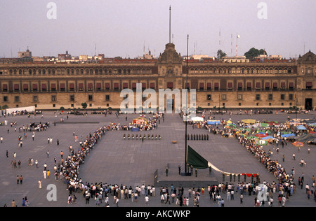 Die tägliche Flaggensenkung im Zocalo, Mexiko-Stadt, Mexiko 1993 Stockfoto