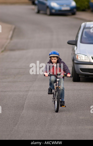 Acht Jahre alter Junge mit Fahrrad unterwegs Stockfoto