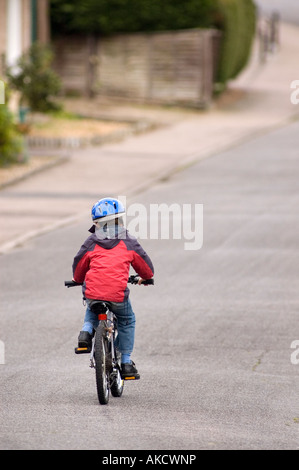 Acht Jahre alter Junge mit Fahrrad unterwegs Stockfoto